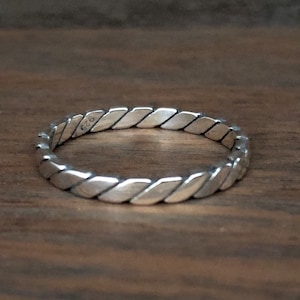 Thin Silver Braided Ring - Hammered Band - Sizes 5 to 12