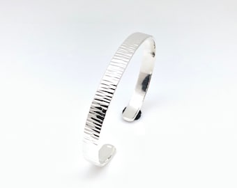 Pulsera tipo brazalete de plata de ley martillada - Talla 7-8