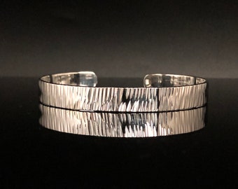 Brazalete de plata esterlina martillada - Talla 7-8