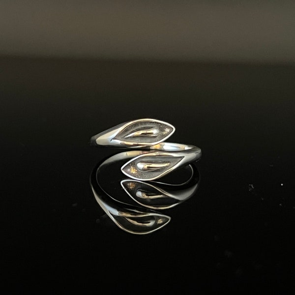 Calla Lily Silver Ring // Lily Design Silver Ring // 925 Sterling Silver // Sizes 5 to 10