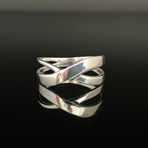 Sterling Silver Criss Cross Ring // 925 Sterling Silver // Sizes 6 to 9 // Ring for Women