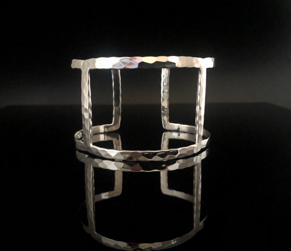 ハンマー加工のスターリングシルバーオープンカフブレスレット：幾何学