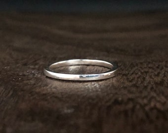 Handgemachter 2 mm Platz Bandring aus Sterling Silber