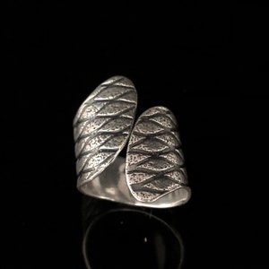 Etched Wrap Around Ring Size 8 / 925 Sterling Silver / Oxidized Silver Ring