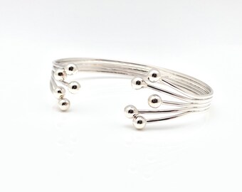 Pulsera tipo brazalete con bolas de plata de ley - Diseño modernista de alambre