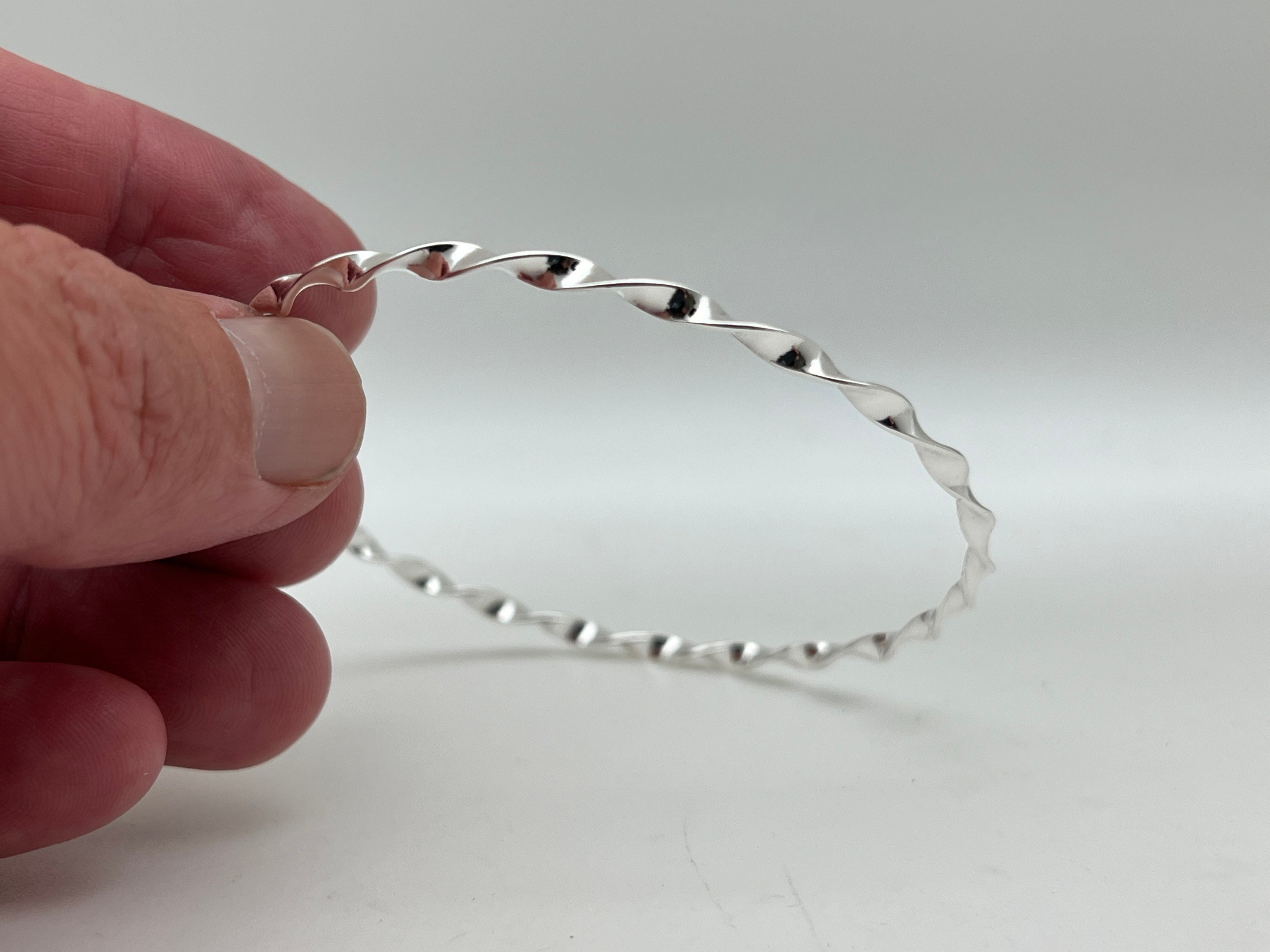 ブレスレット WILLIE and DUFFY Twisted Bangle Silver 925 Handmade Twisty Silver Bangle - 925 Sterling Silver -- Silver Bangle