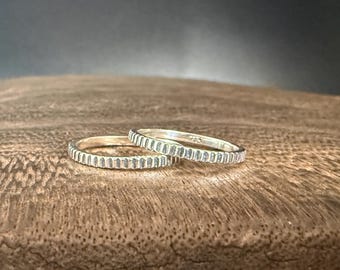 Dünner geätzter Silberbandstapel-Ring: 925 Sterlingsilber
