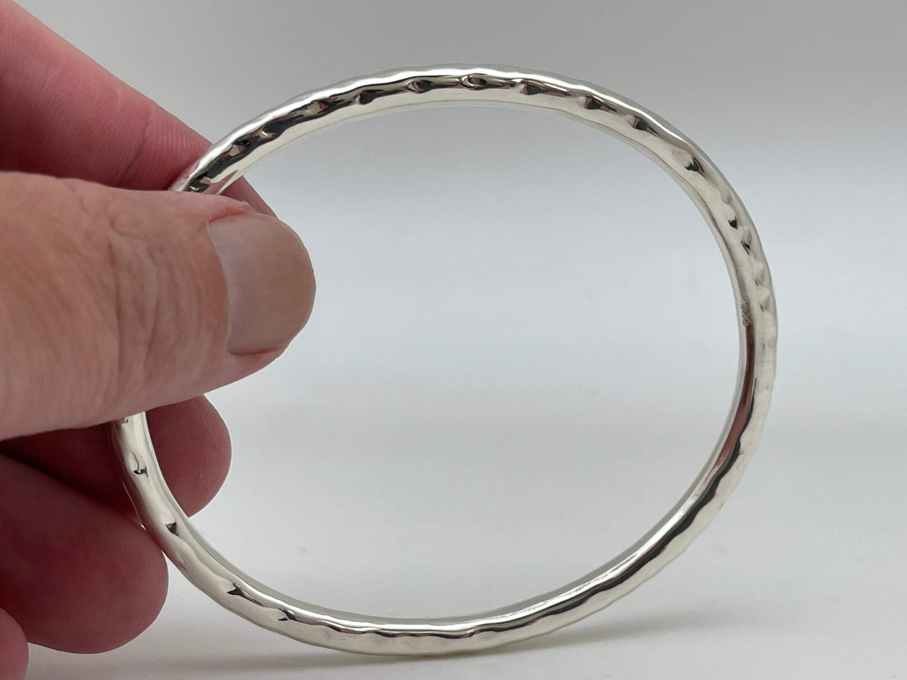 バングル Silver Oval Shape Hammered Surface Bangle / Bracelet / Cuff Thick Heavy Oval Hammered Sterling Silver Bangle Bracelet