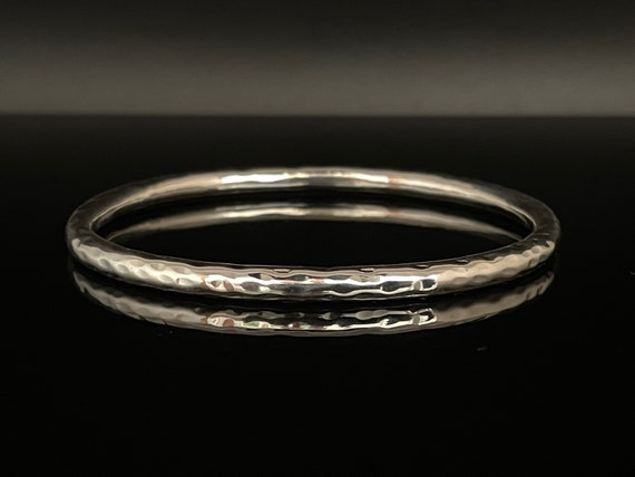 ブレスレット Silver Oval Shape Hammered Surface Bangle / Bracelet / Cuff Solid Silver Oval Cuff Bangle, Hammered, Polished or