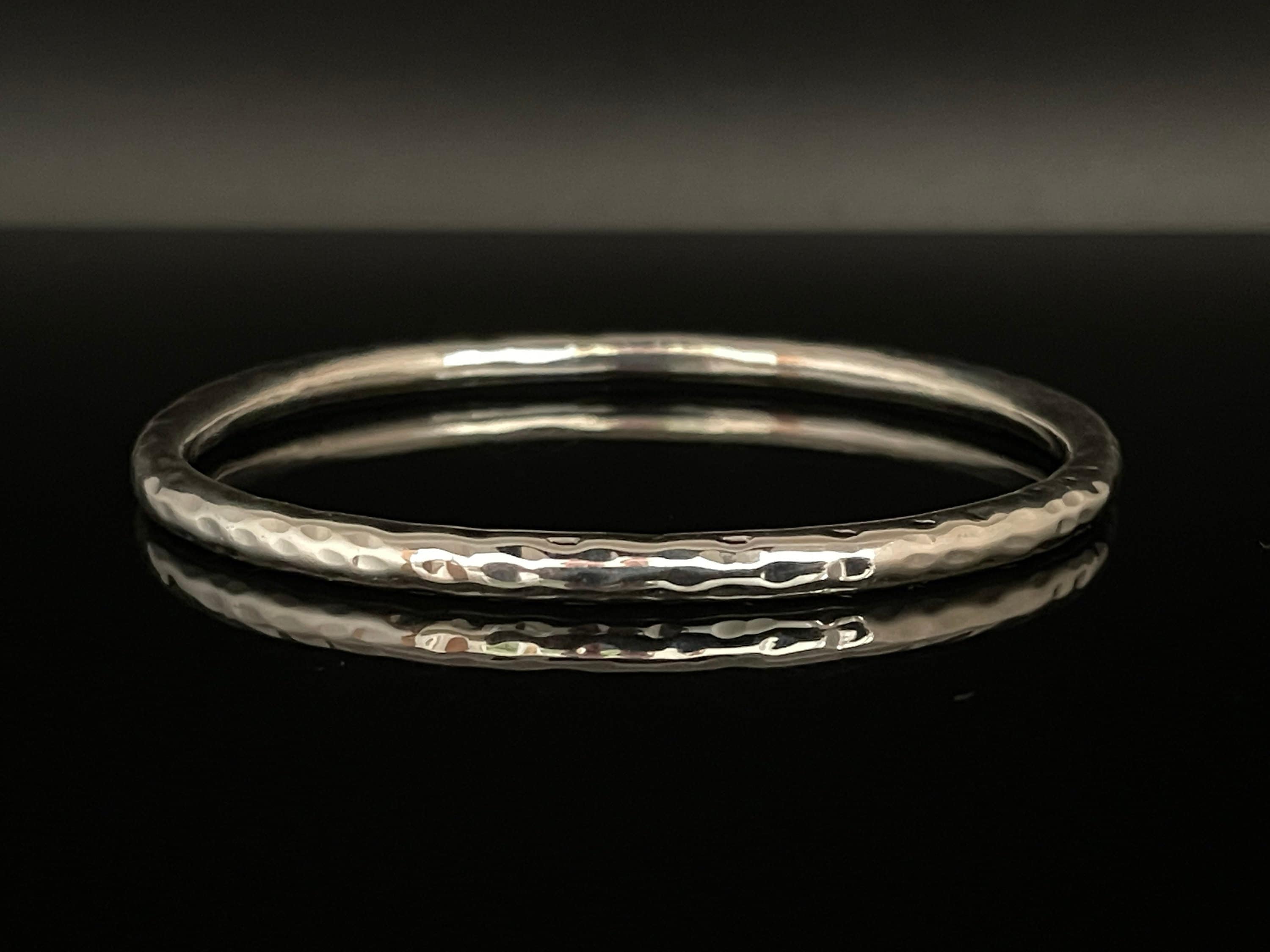 バングル Silver Oval Shape Hammered Surface Bangle / Bracelet / Cuff Thick Heavy Oval Hammered Sterling Silver Bangle Bracelet