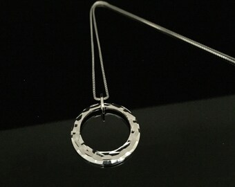 Collar con colgante circular martillado de plata de ley - Acabado en rodio, cadena de 40 cm (16")