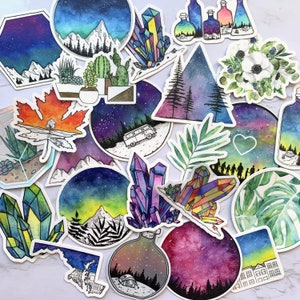 K&ouml;nnte beinhalten: Eine Sammlung bunter Aquarell-Sticker mit verschiedenen Designs, darunter Kristalle, Berge, Sterne und Pflanzen. Die Sticker sind perfekt, um Tageb&uuml;chern, Laptops, Wasserflaschen und anderen Oberfl&auml;chen einen Hauch von Verspieltheit und Natur zu verleihen.