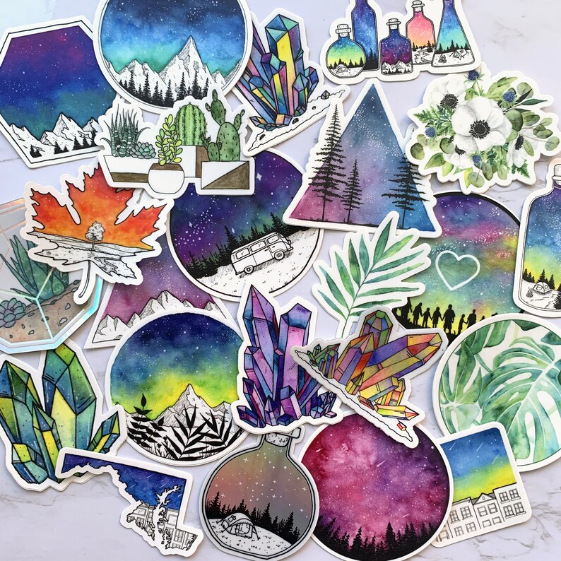 K&ouml;nnte beinhalten: Eine Sammlung bunter Aquarell-Sticker mit verschiedenen Designs, darunter Kristalle, Berge, Sterne und Pflanzen. Die Sticker sind perfekt, um Tageb&uuml;chern, Laptops, Wasserflaschen und anderen Oberfl&auml;chen einen Hauch von Verspieltheit und Natur zu verleihen.