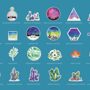 K&ouml;nnte beinhalten: Ein Set mit 20 Aquarell-Stickern mit verschiedenen Designs, darunter Galaxienflaschen, Berge, Pflanzen, Kristalle und ein Wohnmobil. Die Sticker sind alle wei&szlig; mit schwarzem Umriss und in einem Raster auf blauem Hintergrund angeordnet.