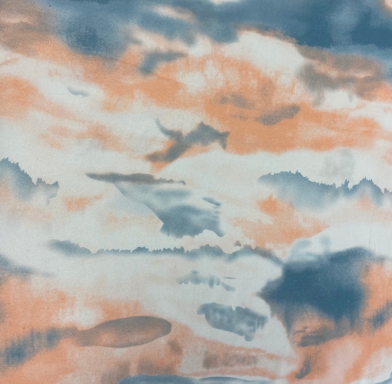 Puede incluir: Tela abstracta con un dise&ntilde;o estilo acuarela. El patr&oacute;n presenta formas suaves y difuminadas en tonos melocot&oacute;n, gris y azul sobre un fondo blanco. El dise&ntilde;o evoca un cielo nublado o un paisaje.