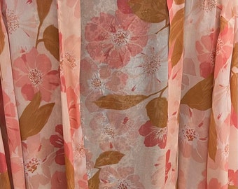 Puede incluir: Un kimono de gasa con estampado floral rosa y marrón, de manga larga y abertura frontal.