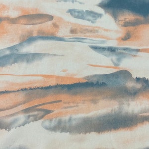 Puede incluir: Patr&oacute;n abstracto de acuarela con un dise&ntilde;o similar al cielo. La obra de arte muestra suaves tonos mezclados de azul, melocot&oacute;n y gris, creando un efecto on&iacute;rico y atmosf&eacute;rico. Adecuado para tela o papel pintado.