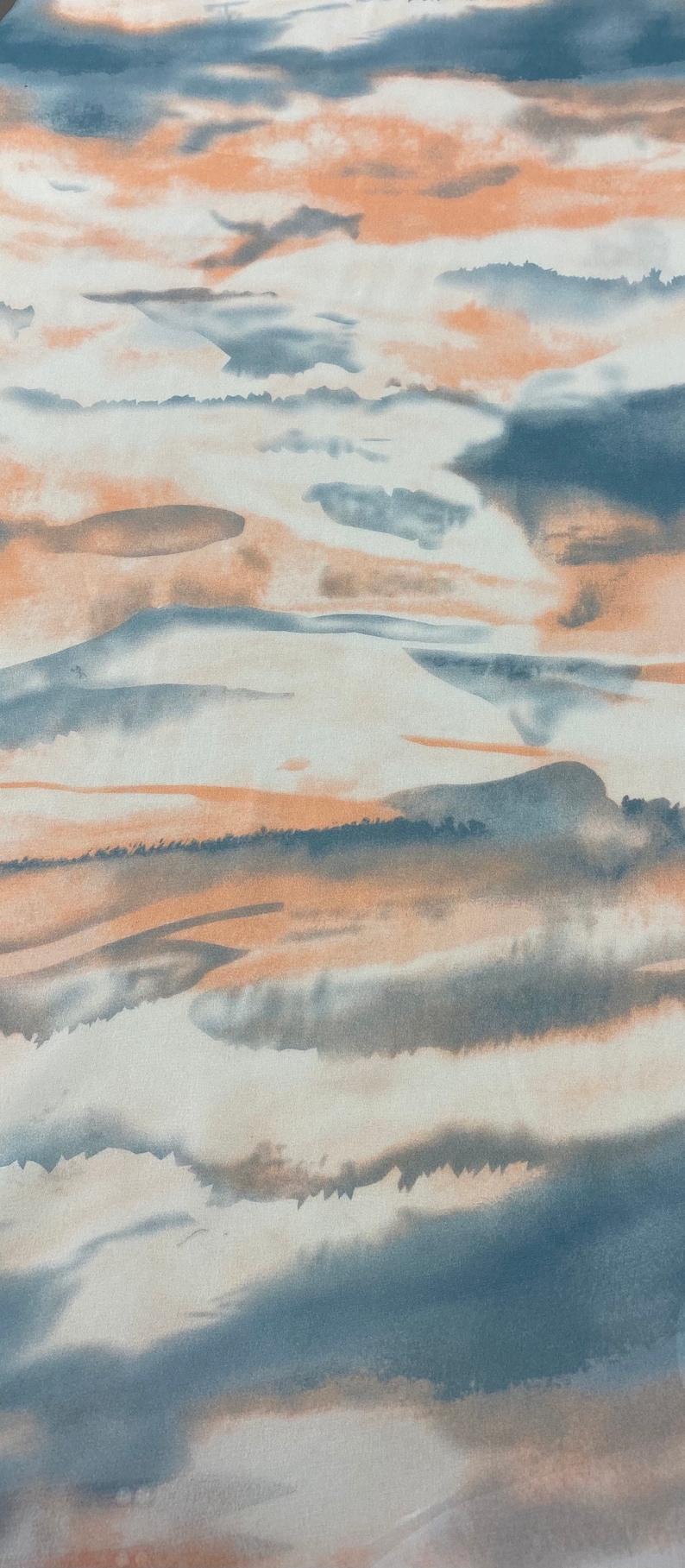 Puede incluir: Patr&oacute;n abstracto de acuarela con un dise&ntilde;o similar al cielo. La obra de arte muestra suaves tonos mezclados de azul, melocot&oacute;n y gris, creando un efecto on&iacute;rico y atmosf&eacute;rico. Adecuado para tela o papel pintado.