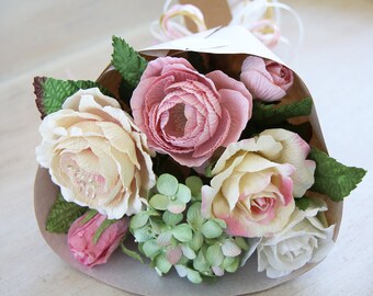 Ramo de rosas de papel hecho a mano: ramo floral rosa, amarillo y marfil