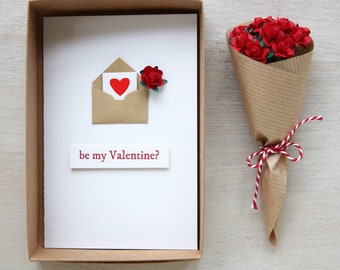 Tarjeta de San Valentín en caja con un mini ramo de rosas de papel