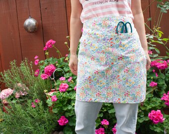 Medio delantal floral blanco con bolsillo / delantal de jardín / delantal de café / delantal de cintura de chef / delantal de taller / regalo de bienvenida / regalo del día de las madres