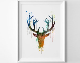 Puede incluir: Pintura acuarela de una cabeza de ciervo con cuernos. Los cuernos están pintados en tonos de azul y verde, y la cabeza del ciervo está pintada en tonos de marrón, naranja y amarillo. El fondo es blanco con salpicaduras de pintura.