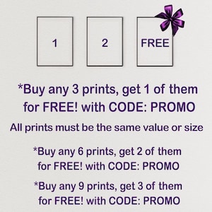 Puede incluir: Ilustraci&oacute;n de tres cuadrados con los n&uacute;meros 1, 2 y la palabra "GRATIS" en su interior. El texto debajo de los cuadrados dice "*Compra 3 impresiones, obt&eacute;n 1 GRATIS! con el C&Oacute;DIGO: PROMO. Todas las impresiones deben tener el mismo valor o tama&ntilde;o. *Compra 6 impresiones, obt&eacute;n 2 GRATIS! con el C&Oacute;DIGO: PROMO. *Compra 9 impresiones, obt&eacute;n 3 GRATIS! con el C&Oacute;DIGO: PROMO."