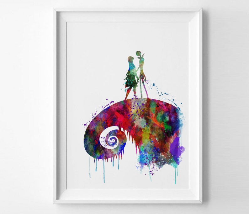 Puede incluir: Pintura de acuarela de Jack Skellington y Sally de Pesadilla Antes de Navidad de pie en una colina que gira. La pintura est&aacute; hecha en tonos de azul, verde, rojo, morado y amarillo.