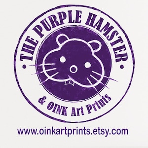 Puede incluir: Un sello circular morado con el texto "The Purple Hamster & Oink Art Prints" y la direcci&oacute;n del sitio web "www.oinkartprints.etsy.com". El sello presenta un h&aacute;mster de dibujos animados con bigotes blancos y un fondo morado.