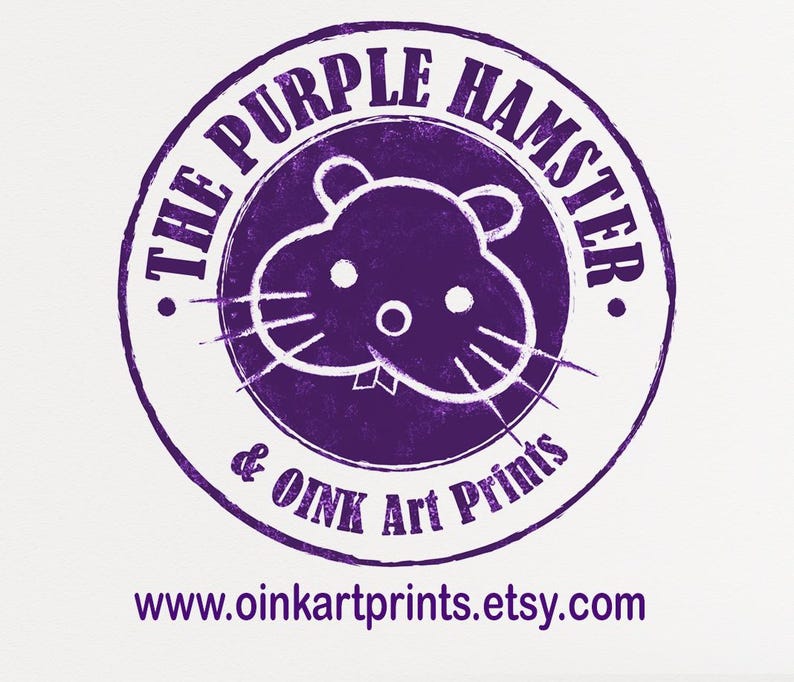Puede incluir: Un sello circular morado con el texto "The Purple Hamster & Oink Art Prints" y la direcci&oacute;n del sitio web "www.oinkartprints.etsy.com". El sello presenta un h&aacute;mster de dibujos animados con bigotes blancos y un fondo morado.