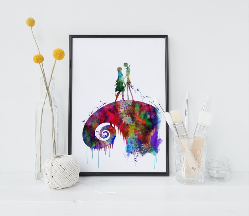Puede incluir: Una pintura de acuarela de Jack Skellington y Sally de Pesadilla antes de Navidad de pie en una colina con un fondo abstracto colorido.