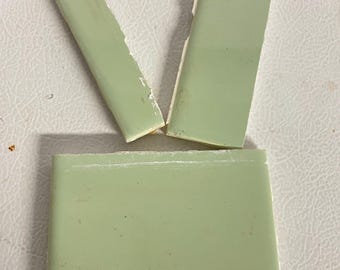 Exempel på amerikanska Olean vintage keramiska plattor, dimgröna, återvunna