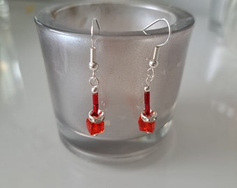 Élégantes boucles d'oreilles cubes en cristal rouge