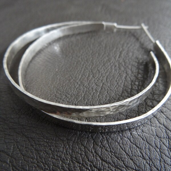 FLAT SILVER HOEPELS - gehamerd zilver plat dikke brede hoepels - minimale zilver hoop earrings - minimale zilveren brede platte hoop Earrings hoop earrings