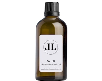 Op de afbeelding: Een bruine glazen fles met een zwarte dop en een wit etiket. Het etiket heeft een zwarte cirkel met de letters "JL" erin. De tekst op het etiket luidt "Neroli Electric Diffuser Oil" en "www.lindsaylucascandles.co.uk".