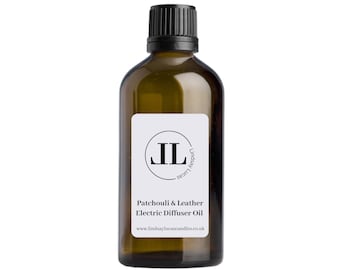 Op de afbeelding: Een bruine glazen fles met een zwarte dop en een wit etiket. Het etiket heeft een zwarte cirkel met de letters "JL" erin. De tekst op het etiket luidt "Patchouli & Leather Electric Diffuser Oil" en "www.lindsaylucascandles.co.uk".