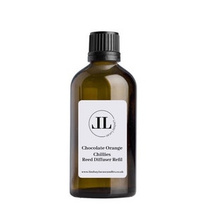 Könnte beinhalten: Eine braune Glasflasche mit schwarzem Deckel und einem weißen Etikett. Das Etikett enthält einen schwarzen Kreis mit den Buchstaben "JL" darin. Der Text auf dem Etikett lautet "Chocolate Orange Chillies Reed Diffuser Refill" und "www.lindsayluca.co.uk".