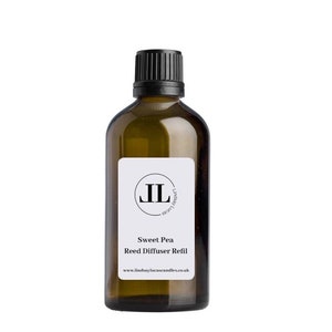 Könnte beinhalten: Eine braune Glasflasche mit schwarzem Deckel und einem weißen Etikett. Das Etikett enthält einen schwarzen Kreis mit den Buchstaben "JL" darin. Der Text auf dem Etikett lautet "Sweet Pea Reed Diffuser Refill" und "www.lindsaylucascandles.co.uk".