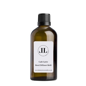 Könnte beinhalten: Eine braune Glasflasche mit schwarzem Deckel und einem weißen Etikett. Das Etikett enthält einen schwarzen Kreis mit den Buchstaben "JL" darin. Der Text auf dem Etikett lautet "Cafe Latte Reed Diffuser Refill" und "www.lindsaylucascandles.co.uk".