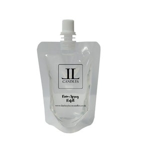 Könnte beinhalten: Ein transparenter Beutel mit weißem Ausgießer, beschriftet mit "JL CANDLES Room Spray Refill". Der Beutel enthält eine klare Flüssigkeit. Das Produkt dient zum Nachfüllen von Raumsprays.