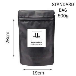 Puede incluir: Una bolsa negra resellable con una etiqueta blanca que dice "Carpet Freshener" y "II CANDLES" con la direcci&oacute;n del sitio web. La bolsa mide 26 cm de alto y 19 cm de ancho. La bolsa est&aacute; etiquetada como "STANDARD BAG 500g".