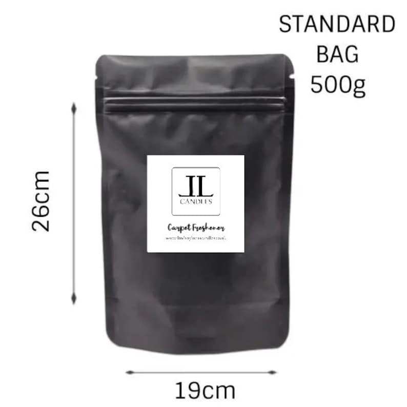 Puede incluir: Una bolsa negra resellable con una etiqueta blanca que dice "Carpet Freshener" y "II CANDLES" con la direcci&oacute;n del sitio web. La bolsa mide 26 cm de alto y 19 cm de ancho. La bolsa est&aacute; etiquetada como "STANDARD BAG 500g".