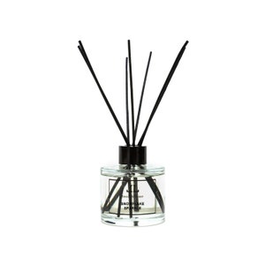 Puede incluir: Un difusor de aroma en botella de vidrio transparente con cañas negras y una etiqueta negra que dice "Reed Diffuser Snowflake Sparkle".
