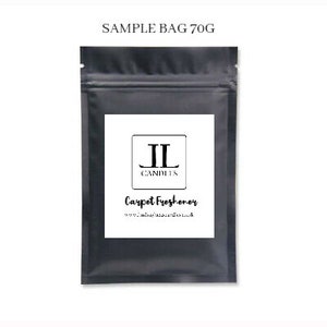 Puede incluir: Una bolsa negra resellable con una etiqueta blanca que dice "SAMPLE BAG 70G" en la parte superior. La etiqueta tambi&eacute;n tiene un logotipo con las letras "II" y la palabra "CANDLES" debajo. El texto "Carpet Freshener" y una direcci&oacute;n de sitio web tambi&eacute;n est&aacute;n en la etiqueta.