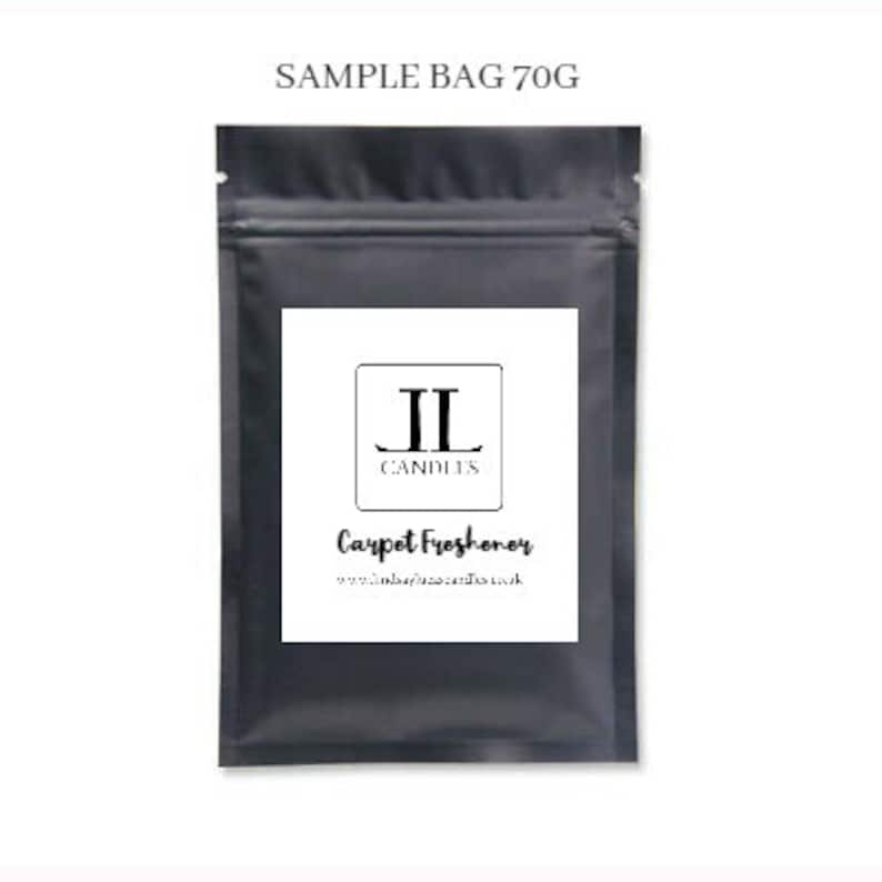 Puede incluir: Una bolsa negra resellable con una etiqueta blanca que dice "SAMPLE BAG 70G" en la parte superior. La etiqueta tambi&eacute;n tiene un logotipo con las letras "II" y la palabra "CANDLES" debajo. El texto "Carpet Freshener" y una direcci&oacute;n de sitio web tambi&eacute;n est&aacute;n en la etiqueta.