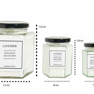 Puede incluir: Tres frascos de vidrio de sales de ba&ntilde;o con tapas negras y etiquetas que dicen "Lavender Bath Salts Sels de Bain Lindsay Lucas". Los frascos son de diferentes tama&ntilde;os: 12 cm de alto por 11 cm de ancho, 10 cm de alto por 8 cm de ancho y 9 cm de alto por 7 cm de ancho.