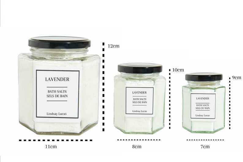 Puede incluir: Tres frascos de vidrio de sales de ba&ntilde;o con tapas negras y etiquetas que dicen "Lavender Bath Salts Sels de Bain Lindsay Lucas". Los frascos son de diferentes tama&ntilde;os: 12 cm de alto por 11 cm de ancho, 10 cm de alto por 8 cm de ancho y 9 cm de alto por 7 cm de ancho.