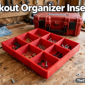 Op de afbeelding: Een rode, vierkante organizer-inzet met meerdere vakken voor een gereedschapskoffer, voorzien van negen individuele secties gevuld met diverse metalen onderdelen zoals schroeven, ringen en moeren, met de tekst Packout Organizer Inserts.