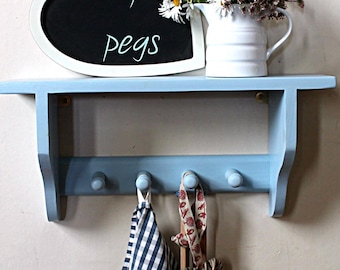 Rustikale Garderobe mit Holzhaken: Aufbewahrung im Shabby Chic Flur