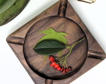 Cenicero de nogal hecho a mano: un regalo único para fumadores.